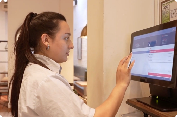 Mesera usando Toteat en Tea Connection