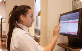 Mesera usando Toteat en Tea Connection