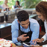 meseros leyendo tablet en restaurant