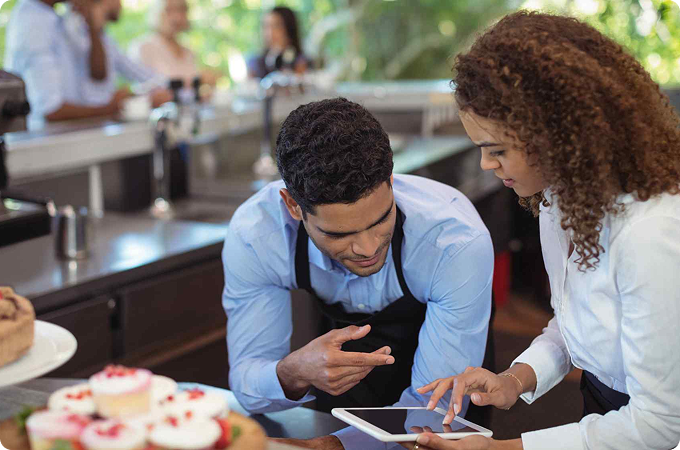 meseros leyendo tablet en restaurant