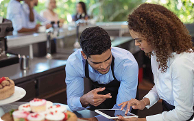 meseros leyendo tablet en restaurant