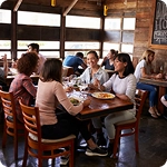 grupo de personas comiendo en restaurant