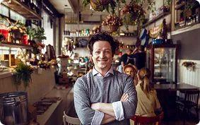 dueño de restaurante sonriendo frente a la cámara