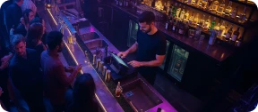 persona atendiendo en una disco