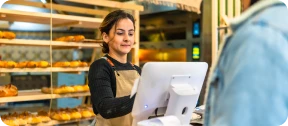 persona usando sistema pos en panaderias