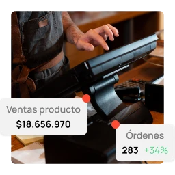 persona usando punto de venta restaurante