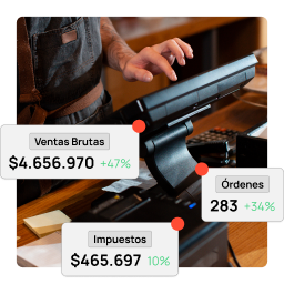 persona usando punto de venta restaurante