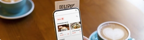 celular en una cafeteria con codigo qr de fondo