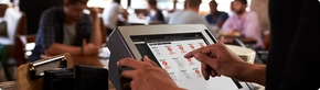persona usando el pos de toteat en un restaurante