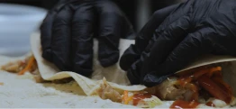 persona haciendo tacos