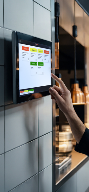 persona usando comandas digitales