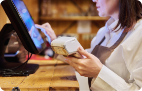 mujer usando sistema pos para restaurantes