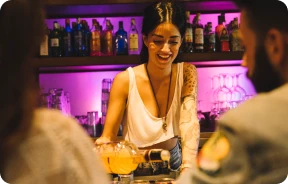 persona atendiendo en barra